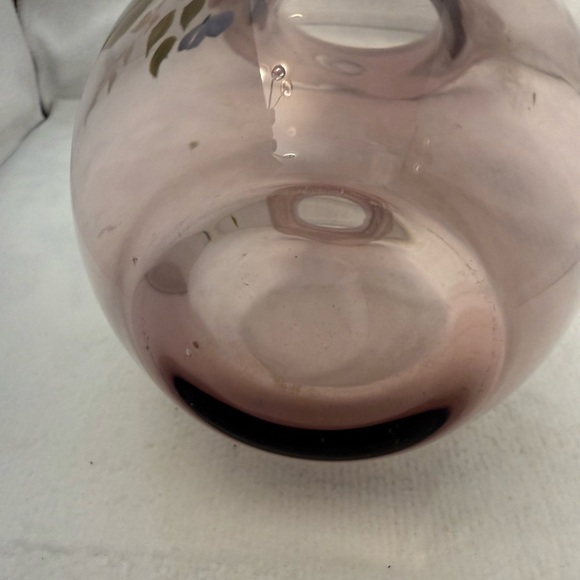 FENTON Teleflora 8" Ruffled Purple Amethyst Glass Vase, Hand
Painted Floral - Picture 5 of 7